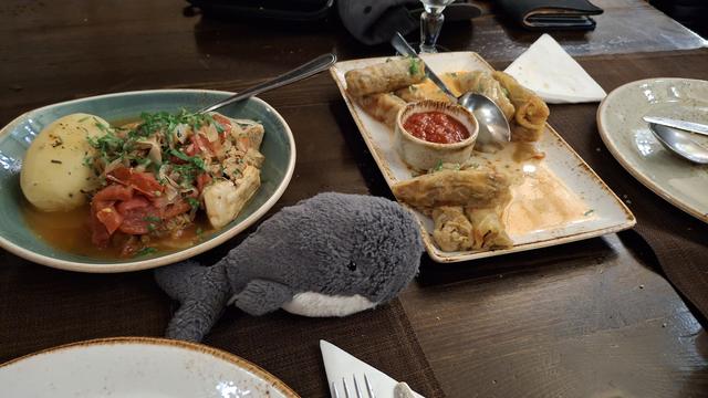 Reisewali mit armenischen Lammeintopf mit Kartoffel und kleinen Kohlrouladen