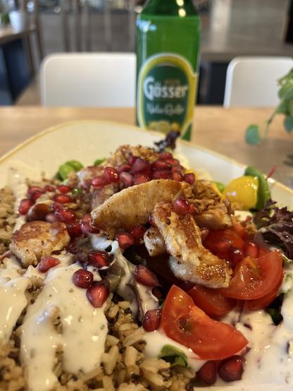 Eine Chicken Bowl und ein Bier