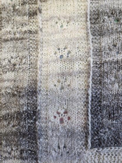 Detail of the lace motifs. They really look like a cat paw, with a larger pad at the bottom and four smaller toes surrounding it.