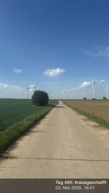 Faszinierende Strecke durch die Felder zu den Weinreben. Direkt an den Windrädern vorbei. Eine besondere Gegend.