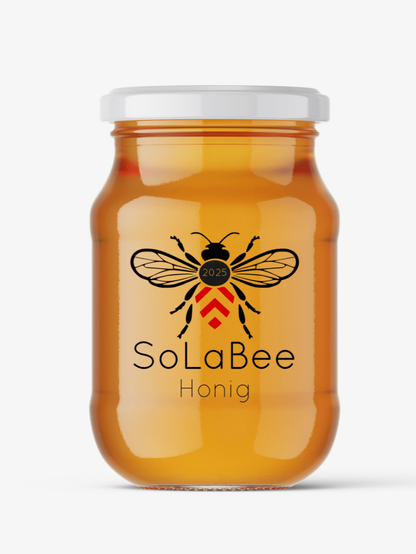 Mockup eines Glas  Honig mit Logo: eine stilisierte Honigbiene dessen Hinterleib aus den Sparren des Bielefelder Stadtwappens besteht. Beschriftet ist das Logo mit "SoLaBee Honig"