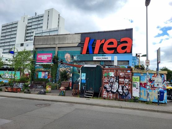 Ein kunterbuntes Gebäude mit "krea" oben drauf.