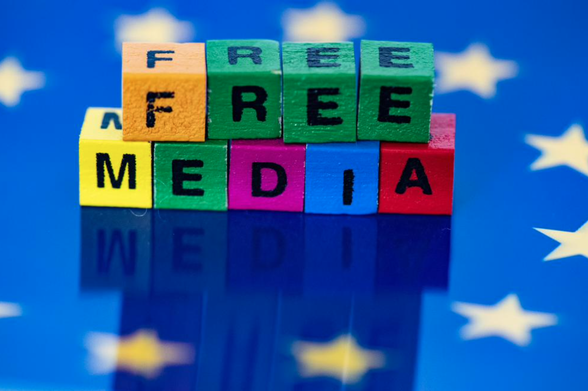 blokjes met tekst “free media’ op EU vlag