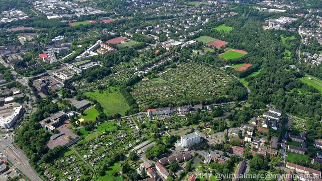 An aerial photo of the northern side of essen with many green places and gardens. There are houses to live and work here.