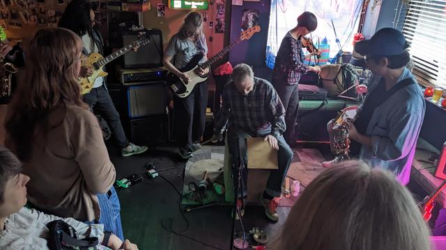 75 dollar bill in the corner of mama tried, 2 guitars, bass, violin, box player, percussionist