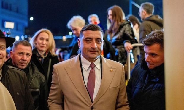 El líder del partido de derecha radical Alianza para la Unidad de los Rumanos (AUR), George Simion, virtual ganador de la primera vuelta electoral. (Alkis Konstantinidis / Reuters)