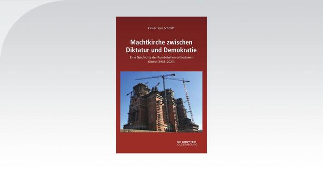 Cover des Buches 'Machtkirche zwischen Diktatur und Demokratie: Eine Geschichte der Rumänischen orthodoxen Kirche (1918-2023)' von Oliver Jens Schmitt, erschienen bei De Gruyter Oldenbourg. Das Cover zeigt auf rotem Hintergrund ein Foto einer orthodoxen Kathedrale im Bau mit mehreren Baukränen.