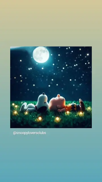 Snoopy und Charlie Brown liegen Kopf an Kopf auf einer Wiese voller Glühwürmchen und schauen in den Nachthimmel voller Sterne und mit einem großen Vollmond.