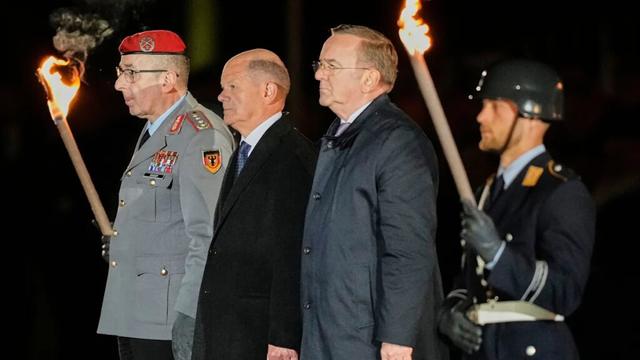 Scholz mit Großem Zapfenstreich verabschiedet - Politik
