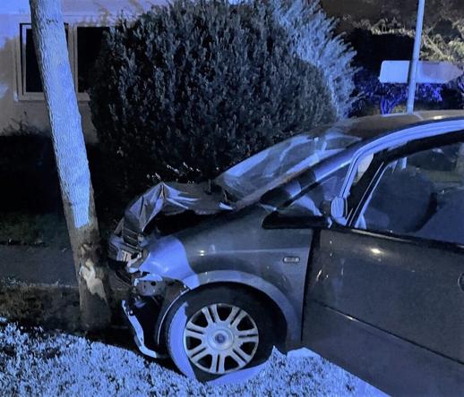 Unfall unter Alkoholeinfluss in Bielefeld: Fiat-Fahrer prallt gegen Baum - Lippische Wochenzeitung