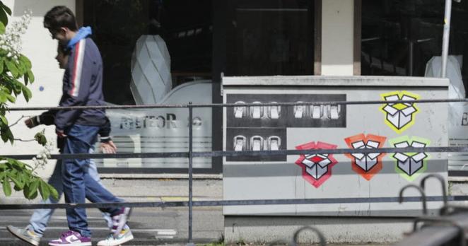 Strasbourg. Avec ses boîtes en carton qui inondent la ville, le graffeur Karton veut éveiller les consciences