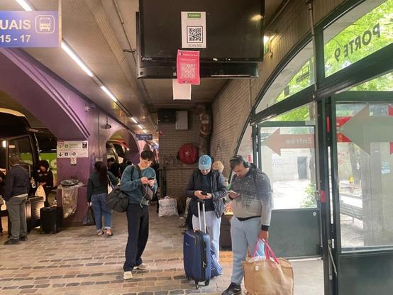 à la gare de Bercy, les voyageurs à petits budgets préfèrent attendre dehors