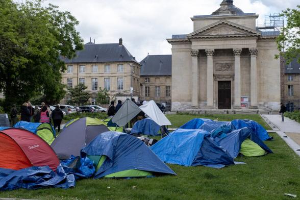 À Rouen, pourquoi des mineurs ont installé un campement de fortune devant la préfecture