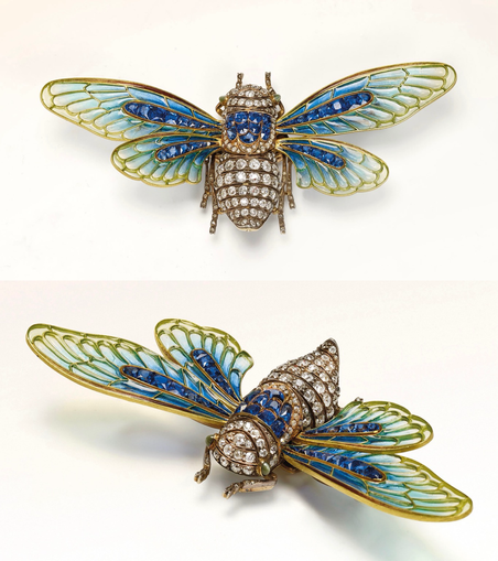 official auction photos, 2 views (top and side profiles) on white background “Depicting a cicada, the blue and green openwork enamel trembleuse wings adorned with calibrated sapphires, the abdomen and head set with old-cut diamonds and rose-cut diamonds and sapphires, the eyes punctuated with chrysoberyl cabochons, setting in silver (800) and 18K (750) gold, French hallmark, detachable brooch system.”