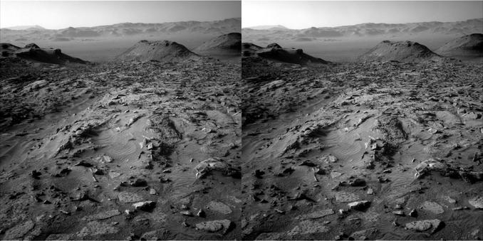 A dual left/right stereoscopic pair of black and white photographies displaying a Martian landscape. This dual image is intended to be used to obtain a Stereo3D rendition of the scene through parallel viewing, and not cross-eyed viewing.