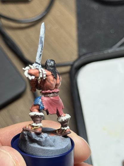 The barbarian from the boardgame HeroQuest on a painting handle. The skin now has highlights added to it and the sword was painted with the nmm technique, but needs rework. He is shown from the back side.