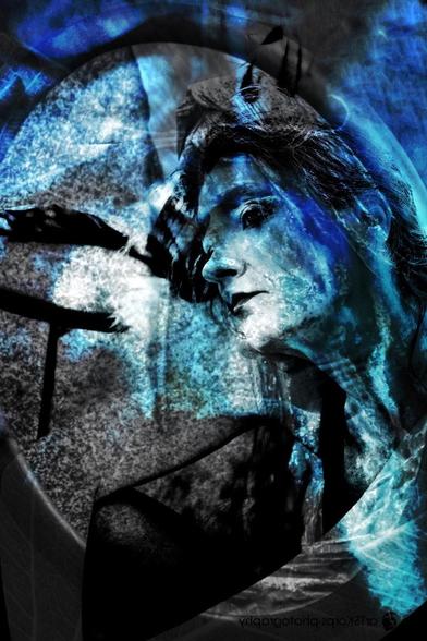 Color photograph, black with blue tones. Portrait format, multiple exposure. Female self-portrait, seated (only the head and part of the upper body and arms are visible in the photo). The person gazes melancholically past the viewer, lower left. She is seen in profile. Also exposed with the back and long braid of hair of the same person, this time lying down and heavily out of focus. The blue, watercolor-like colors of the photo are created by a blue-tinted photo of a cemetery sculpture. Overall impression: sadness. Longing, "feeling blue."