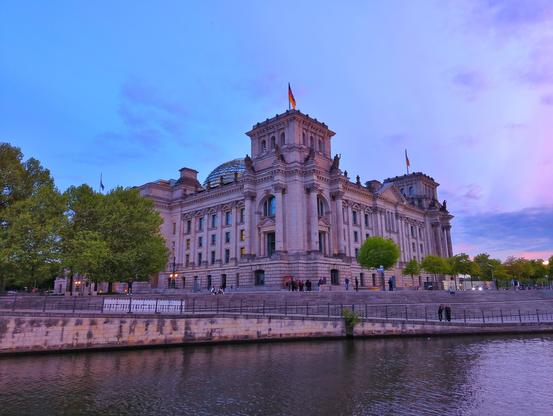 Reichstag, von der Spree aufgenommen