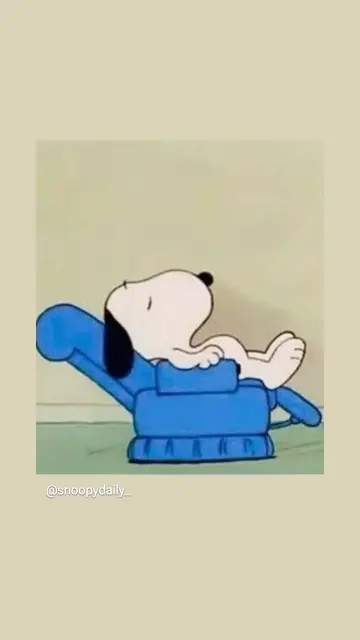Snoopy schlummert im flach gestellten blauen Ruhesessel.
