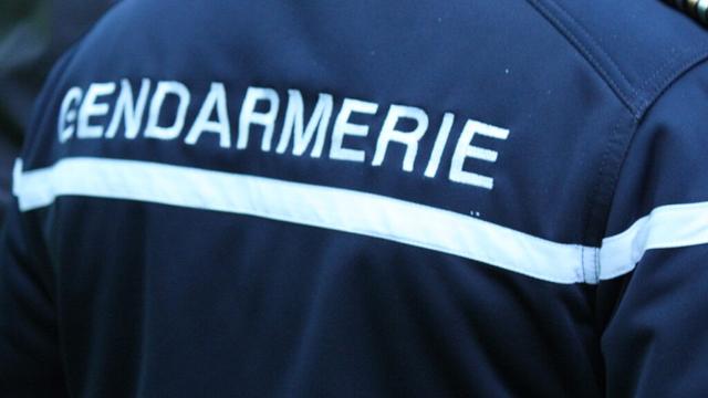 il poignarde sa femme à plusieurs reprises, leurs enfants assistent au drame