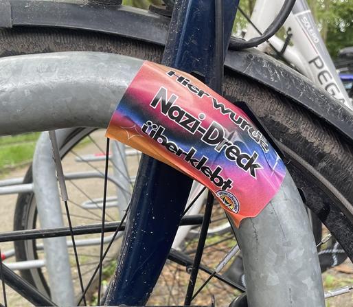 Bunt-changierender Aufkleber, Aufdruck: Hier wurde Nazi-Dreck überlebt