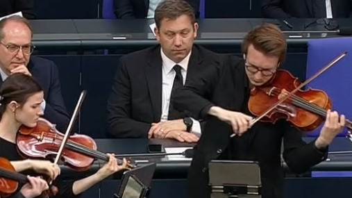 lasse guckt komisch