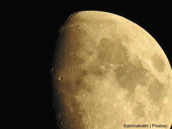 Halbmond mit zahlreichen Kratern und dunklen, schattierten Flächen auf der Mondoberfläche, vor schwarzem Hintergrund.