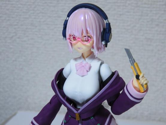 Upper body of the room wear version.
She has a cutter on her left hand as she is an amateur sculptor.
Does she look dangerous? HAHA, no way! (?)