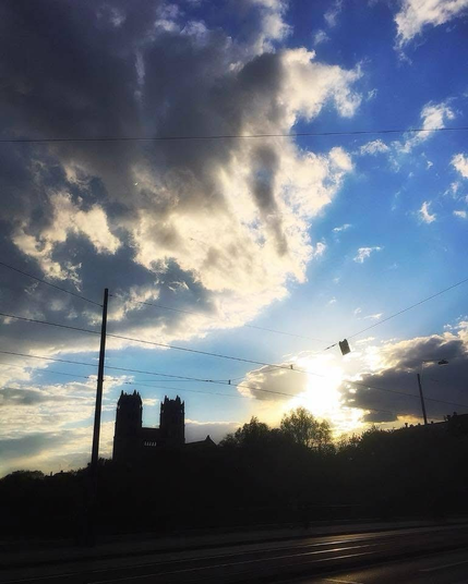 Wolken und blauer Himmel, die Silhouette von St Michael