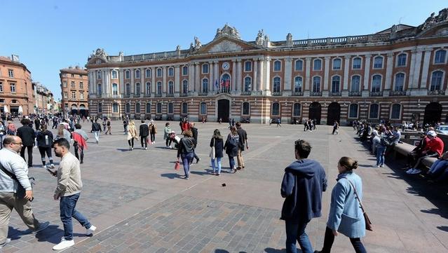 Sur la place du Capitole, à Toulouse, un enfant de trois ans grièvement blessé après une chute