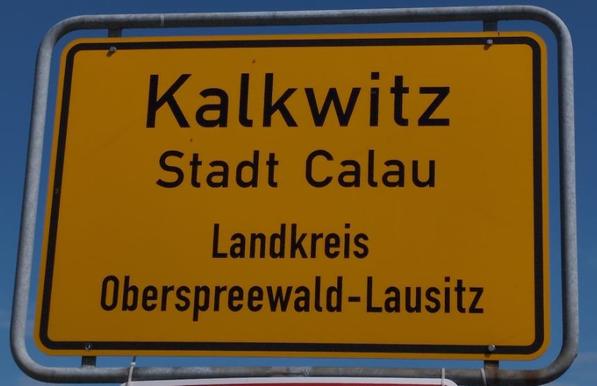 Ortseingangschild, gelb mit schwarzer Schrift:
Kalkwitz
Stadt Calau
Landkreis
Oberspreewald Lausitz