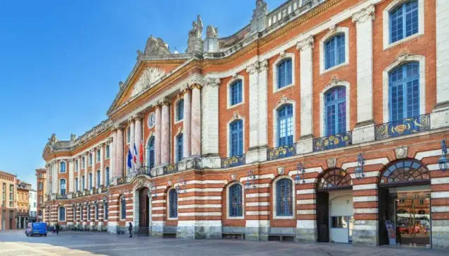 Un enfant de 3 ans "gravement blessé" après une chute de 2 mètres sur la place du Capitole à Toulouse. © Borisb17/Shutterstock