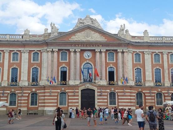 Toulouse. Un enfant de trois ans grièvement blessé, après une chute de deux mètres place du Capitole