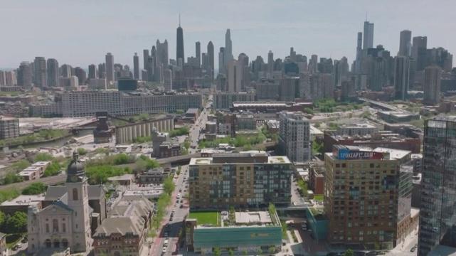de la banlieue populaire de Chicago à souverain pontife