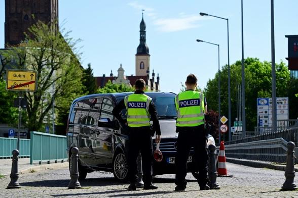 German federal police officers control vehicles coming into Germany from Poland in Guben, eastern Germany (John MACDOUGALL)