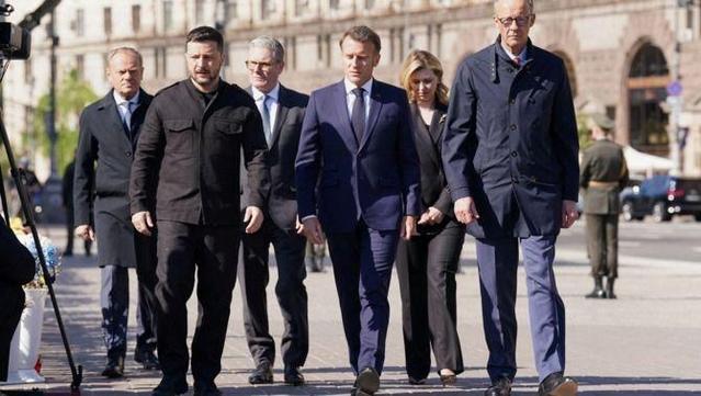 Zelenski i la seva dona amb Tusk, Starmer, Macron i Merz (Reuters/Stefan Rousseau/Pool)