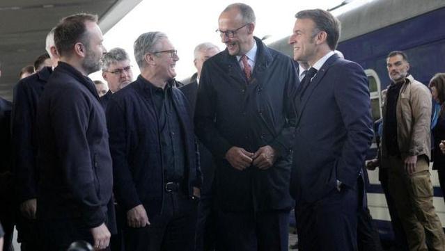 Arribada de Starmer, Merz i Macron a l'estació de Kíiv (Reuters/Stefan Rousseau/Pool)