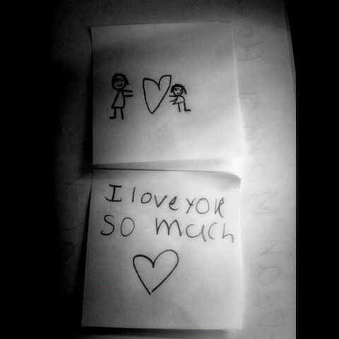 Post-it with the drawing of mother and daughter next to heart and message saying “I love you so much”