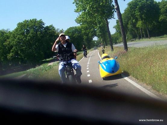 I hope that's an approving hand gesture from one of the fatbike riders. Does anyone here understand youth culture ?