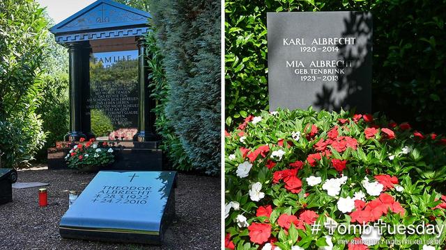 Zwei nebeneinander gestellte Fotos zeigen die Grabstätten der Familie Albrecht. Links ist ein aufwendig gestaltetes, schwarzes Familienmausoleum mit Giebel, Säulen und eingraviertem Text zu sehen, davor das Grab von Theodor Albrecht mit flacher Grabplatte. Umgeben ist das Grab von gepflegten Pflanzen und Grablichtern. Rechts befindet sich ein schlichter Grabstein für Karl und Mia Albrecht, eingebettet in ein Blumenbeet mit roten und weißen Blüten.