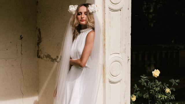 la saison des mariages relancée avec les robes d’Isabella Boutin