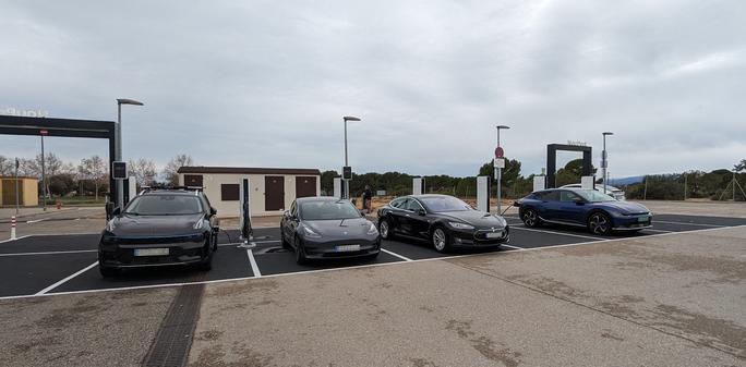 Tesla Supercharger parking lot, from left there's a Spanish Lynk & Co 01, Spanish Tesla Model 3, Norwegian Tesla Model S and a Polish Kia EV6