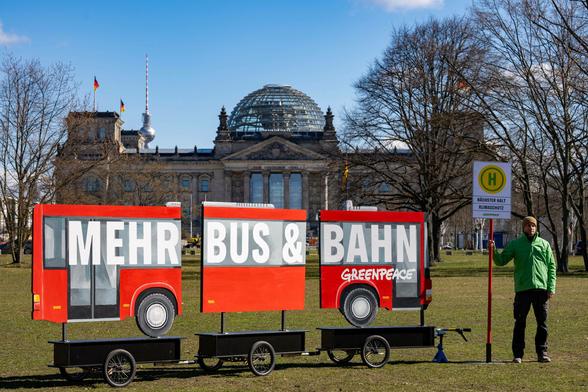 Eine Greenpeace Aktion zum Deutschlandticket vor dem Reichtag