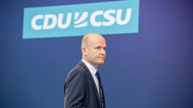 Berlin: Ralph Brinkhaus (CDU) schaut ernst.