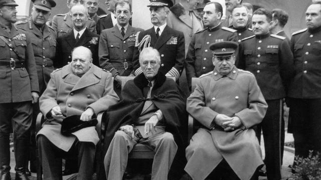 Der britische Premier Winston Churchill, US-Präsident Theodor Roosevelt und Russlands Staatschef Josef Stalin sitzen bei der Konferenz von Jalta im Jahr 1945 nebeneinander.