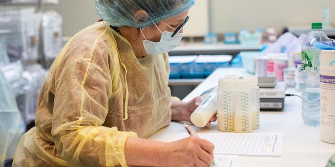 In the feeding-bottle room, the milk preparation staff defrost the milk and package it for distribution. | Julie Balagué, Le Monde