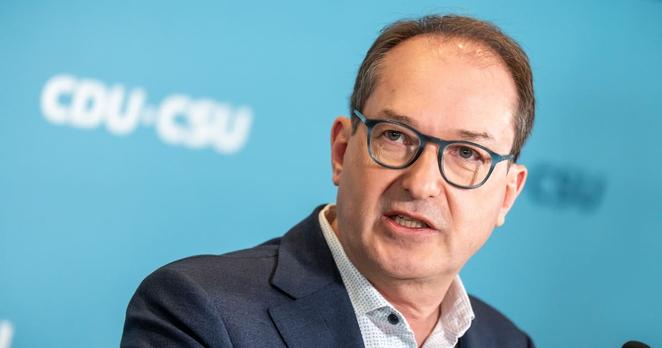 Der designierte Innenminister Alexander Dobrindt (CSU) hat eine rasche Verschärfung der Grenzkontrollen angekündigt.