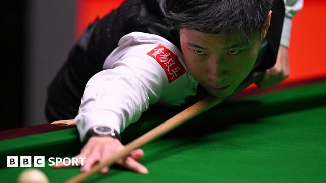 Zhao Xintong playing a shot