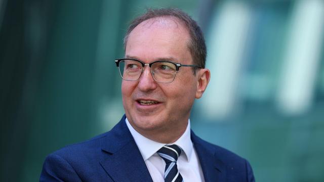 Alexander Dobrindt, Vorsitzender der CSU-Landesgruppe, schaut zur Seite und spricht. 