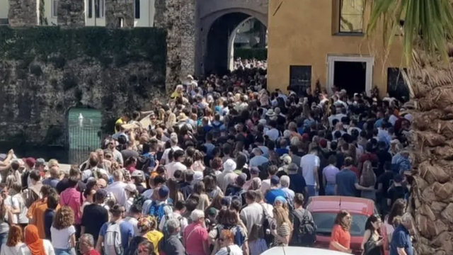 Während des Maifeiertags-Wochenendes strömten etwa 75'000 Touristen in das mittelalterliche Städtchen, das nur etwa 8000 Einwohner zählt. Während des Maifeiertags-Wochenendes strömten etwa 75'000 Touristen in das mittelalterliche Städtchen, das nur etwa 8000 Einwohner zählt.